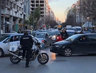 Φάρσα το παγιδευμένο βαν με εκρηκτικά έξω από το Δικαστικό Μέγαρο Θεσσαλονίκης (φωτό, βίντεο) (upd)